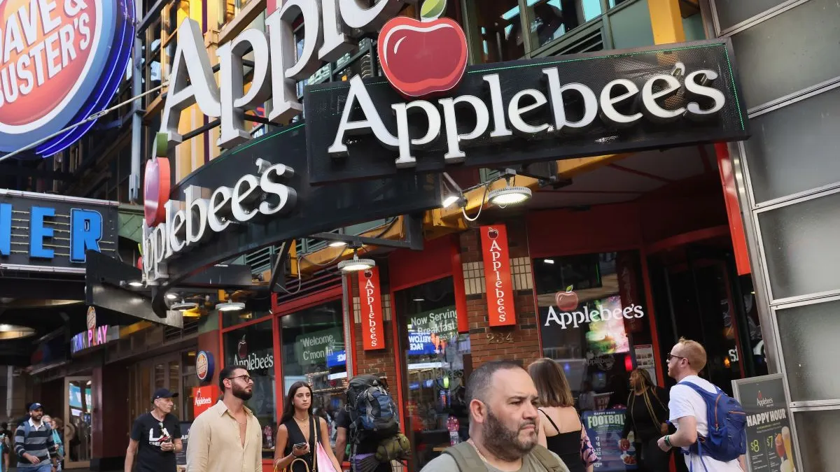 An image of a giant logo that says Applbee's.
